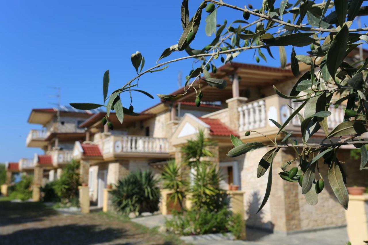 Villa Argo 3 - Beachfront, Big Gardens, Location! Pefkochori Exteriör bild