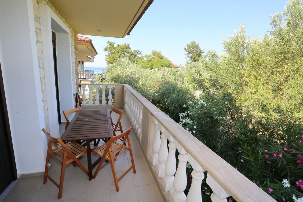 Villa Argo 3 - Beachfront, Big Gardens, Location! Pefkochori Exteriör bild
