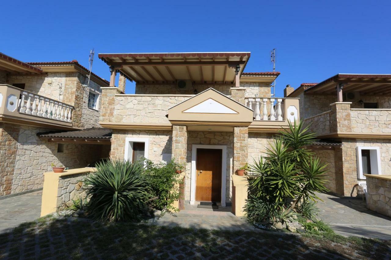 Villa Argo 3 - Beachfront, Big Gardens, Location! Pefkochori Exteriör bild