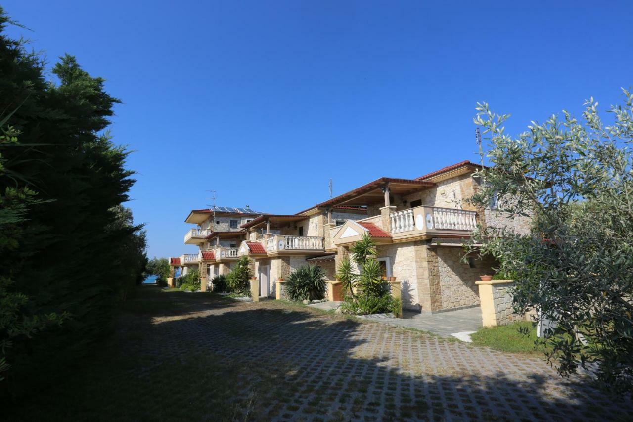 Villa Argo 3 - Beachfront, Big Gardens, Location! Pefkochori Exteriör bild