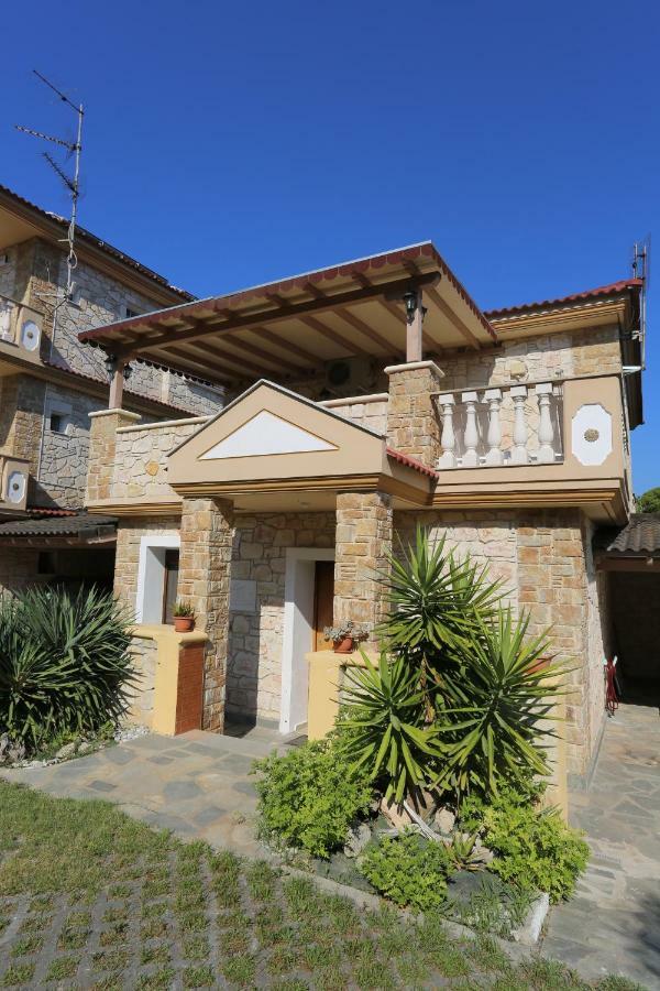 Villa Argo 3 - Beachfront, Big Gardens, Location! Pefkochori Exteriör bild