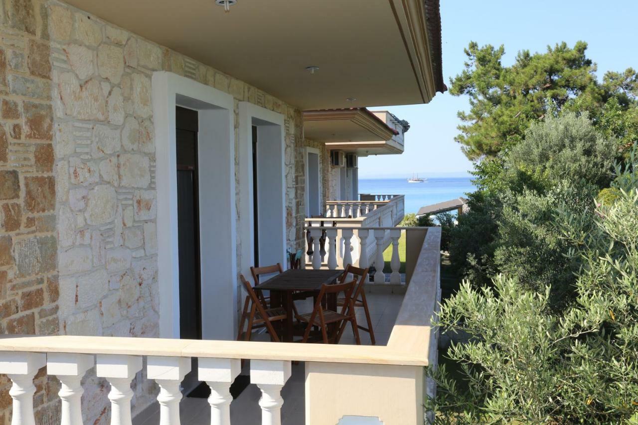 Villa Argo 3 - Beachfront, Big Gardens, Location! Pefkochori Exteriör bild