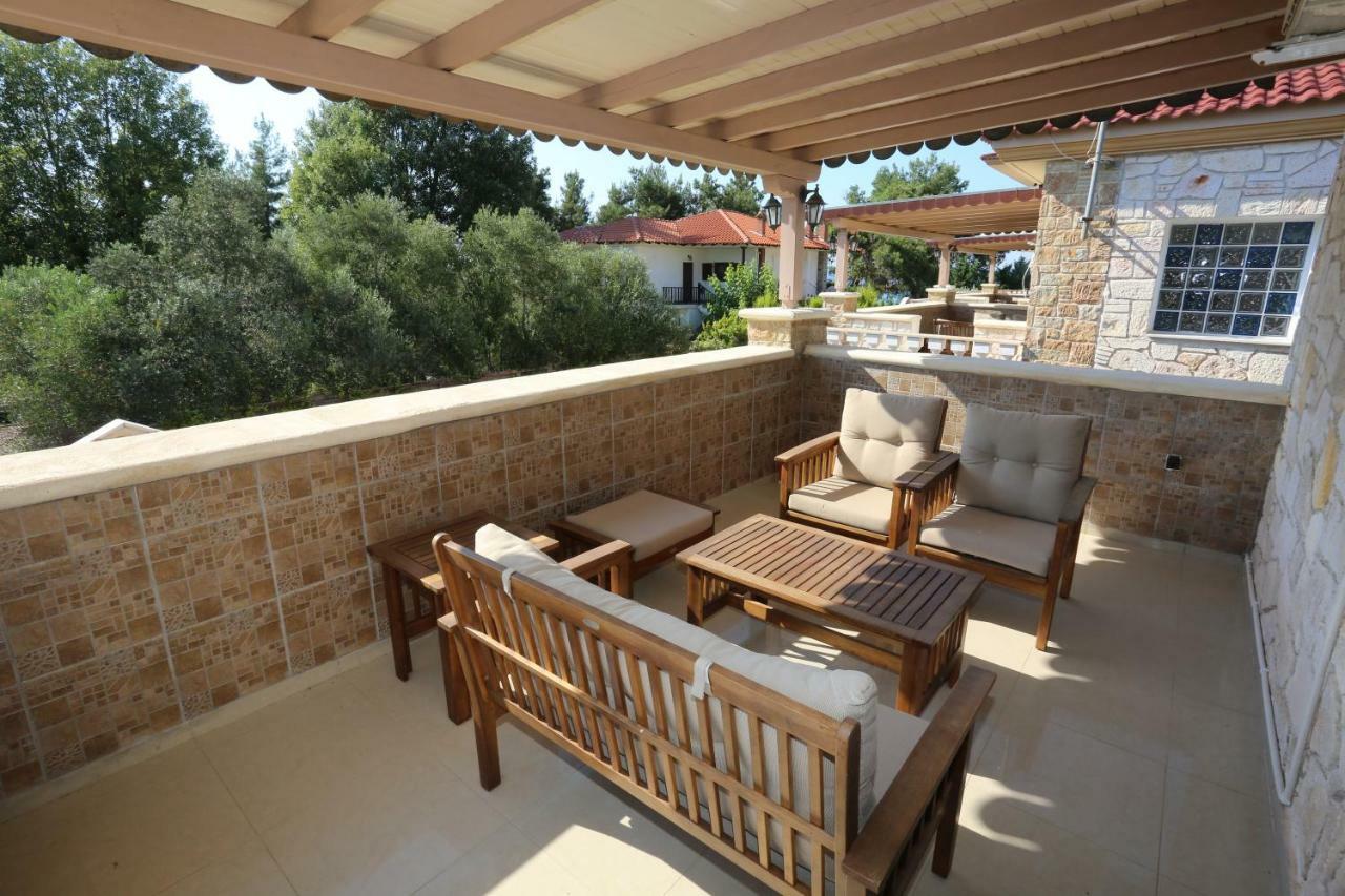 Villa Argo 3 - Beachfront, Big Gardens, Location! Pefkochori Exteriör bild
