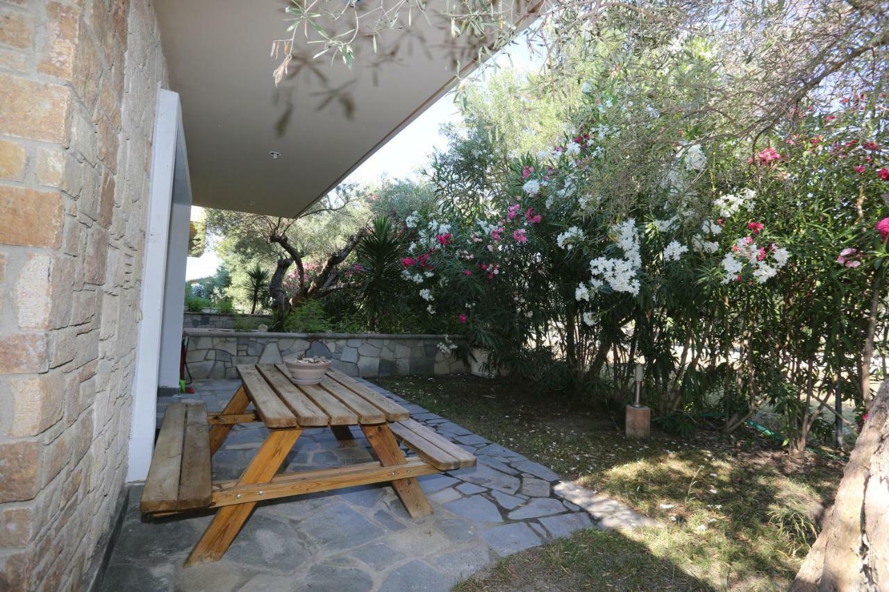 Villa Argo 3 - Beachfront, Big Gardens, Location! Pefkochori Exteriör bild